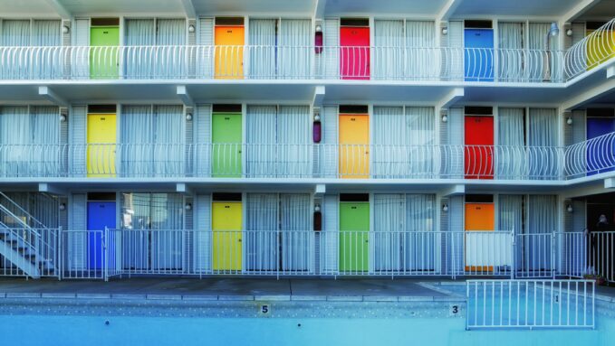 portes colorées de motel sur trois étages